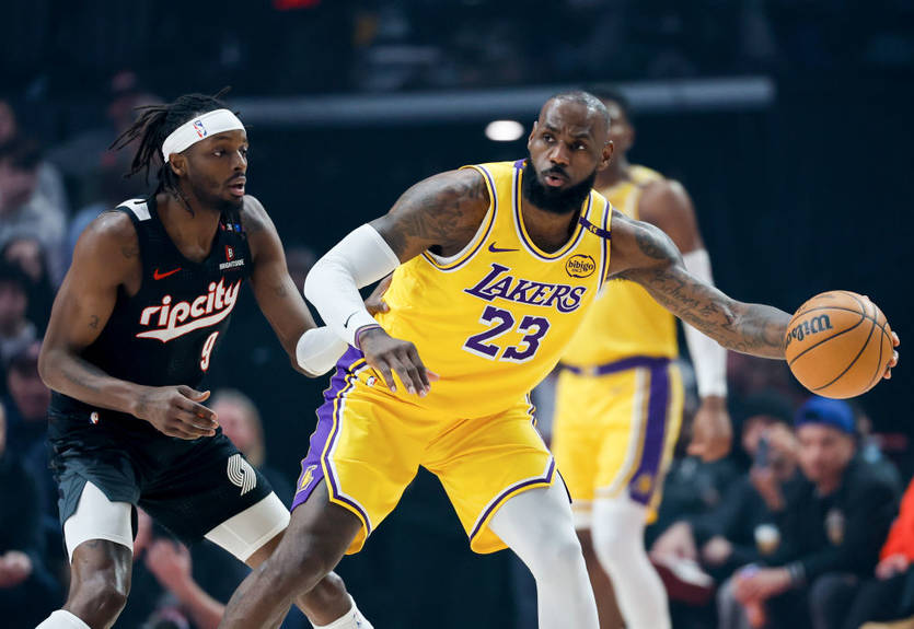 НБА: Сан-Антонио выиграл первый матч без Уэмбаньями, ЛеБрон - самый результативный игрок дня