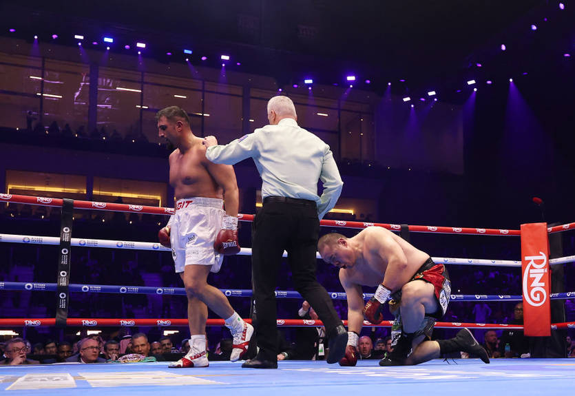 Кабаєл несподівано нокаутував Чжилея: Усик "коронував" нового тимчасового чемпіона Кабаєл несподівано нокаутував Чжилея: Усик "коронував" нового тимчасового чемпіона