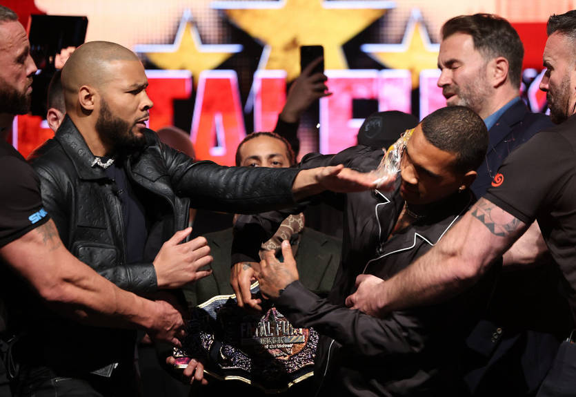 Юбенк-молодший розбив яйце об обличчя Бенна під час битви поглядів