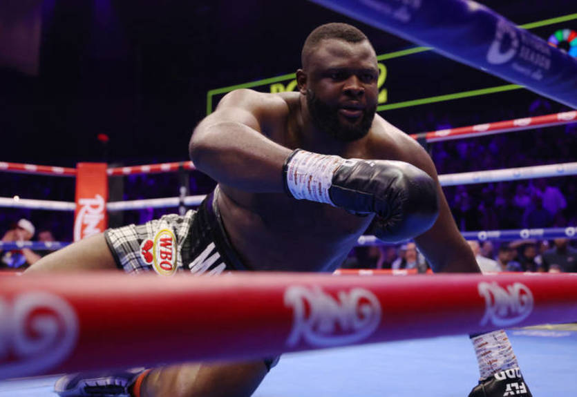 "Я уже был в сознании": Нокаутированный Баколе выразил несогласие с остановкой боя с Паркером