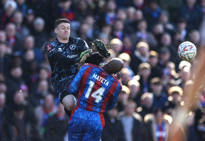 Форвард Кристал Пэлас получил ногой в голову и покинул поле на носилках Форвард Кристал Пэлас получил ногой в голову и покинул поле на носилках