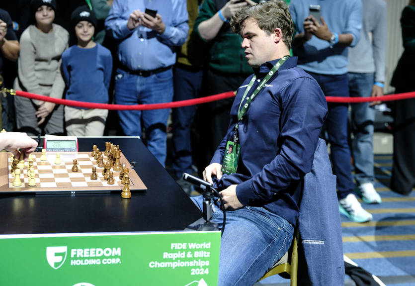 Карлсен продав скандальні джинси на аукціоні