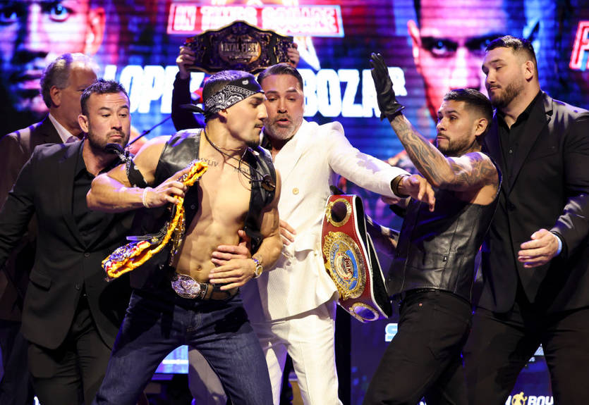 Теофімо Лопес ледь не побився з суперником під час дуелі поглядів