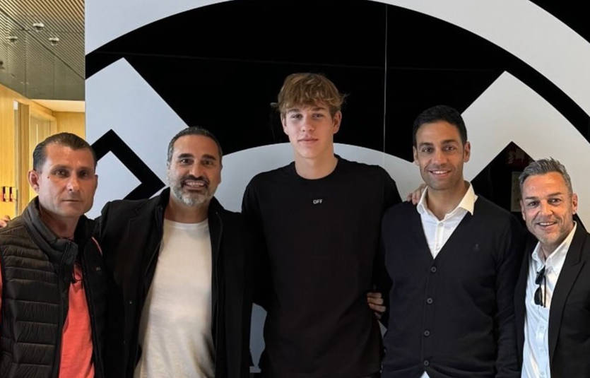 Илья Волошин (в центре) / Instagram