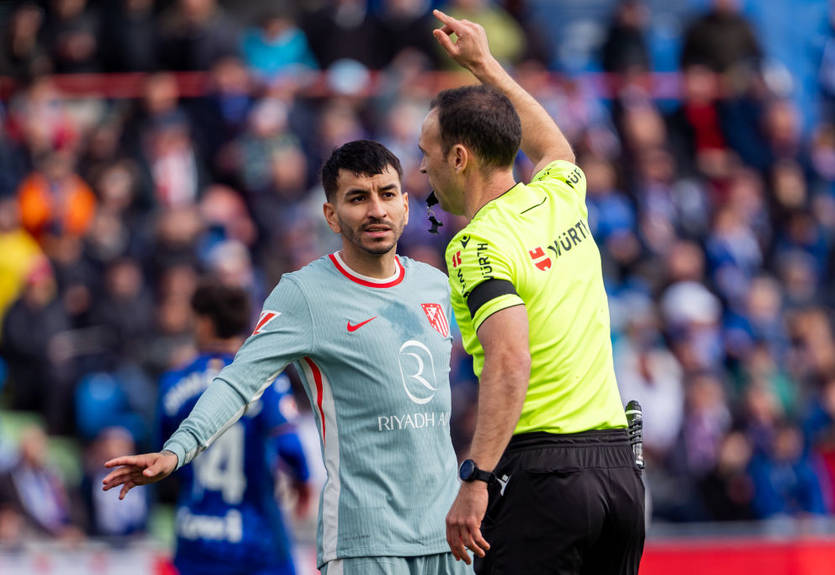 Игрок Атлетико получил длительную дисквалификацию за оскорбления в сторону судьи