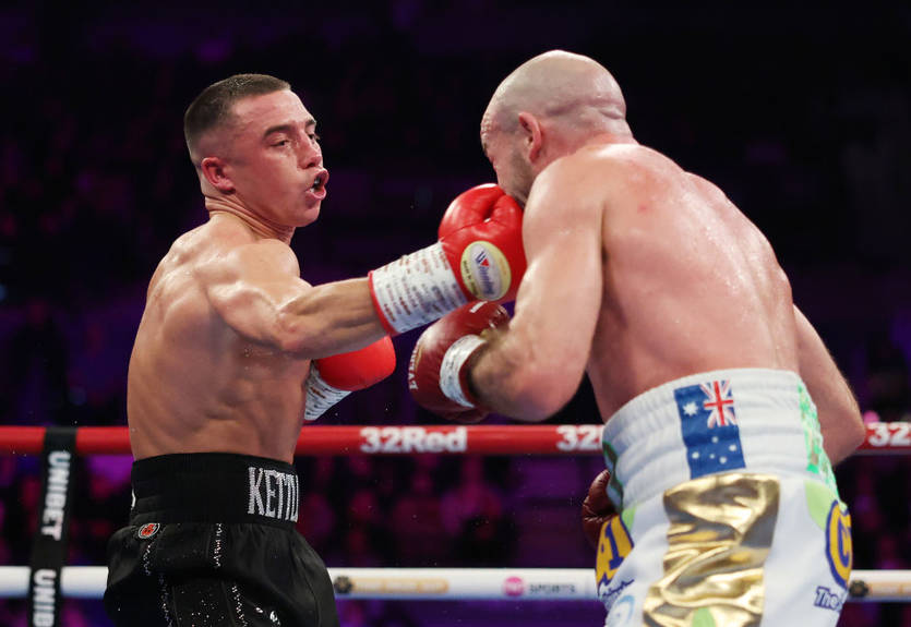 Ник Болл бил соперника ногами и в конце концов защитил титул в полулегком весе