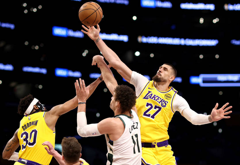 НБА: Лейкерс Леня разгромно уступили Милуоки, Шарлот неожиданно победил Нью-Йорк