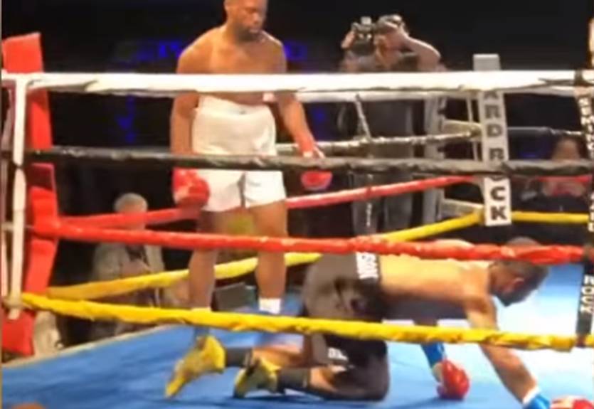 В США боксеры одновременно отправили друг друга в нокдаун