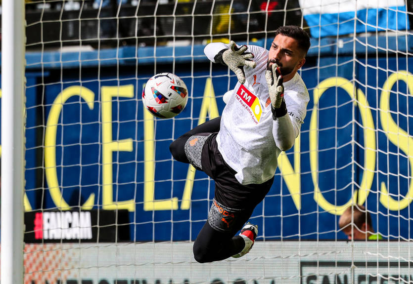 Вратарь Валенсии выиграл спор у звезды Реала