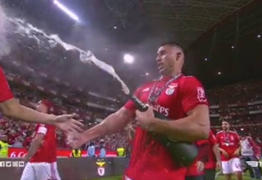 Игрок Бенфики на праздновании чемпионства открыл шампанское в лицо одноклубнику Игрок Бенфики на праздновании чемпионства открыл шампанское в лицо одноклубнику