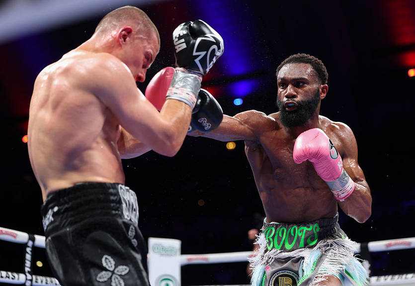 Эннис остановил Станиониса, объединив титулы в полусреднем весе