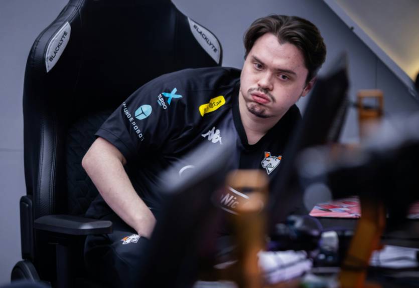 "Люди такие глупые": умный российский экс-игрок NaVi прокомментировал ужасную игру своей команды