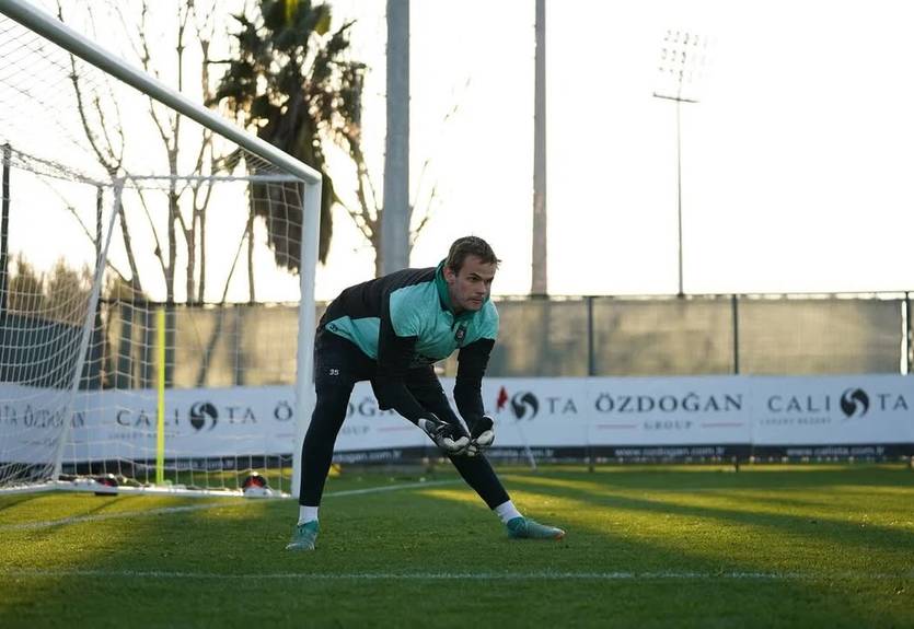 Бывший голкипер Динамо отдал голевую передачу в победном матче