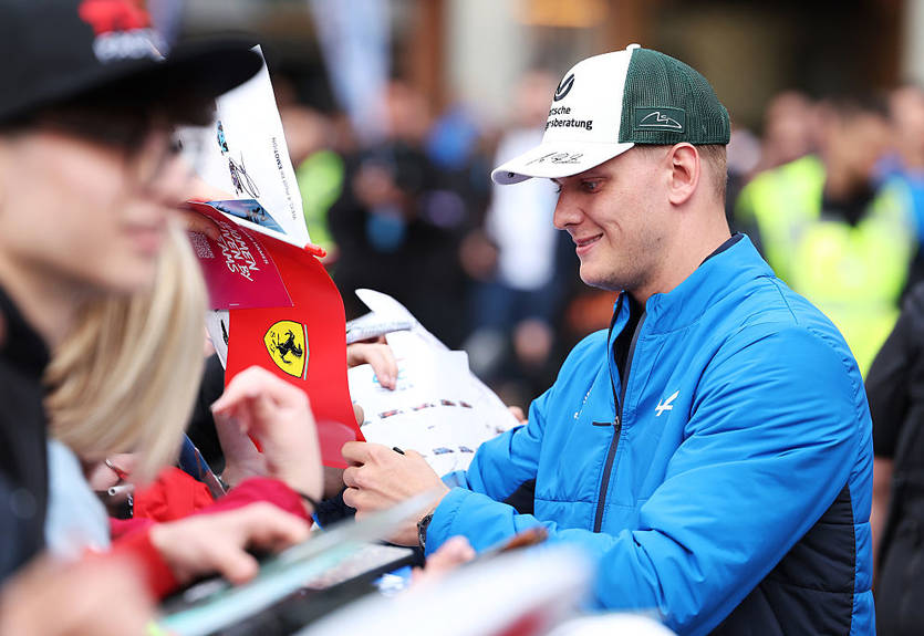 Известный функционер сосватал сына легенды в Кадиллак