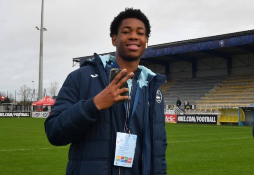 Манчестер Юнайтед согласовал трансфер 18-летнего нападающего