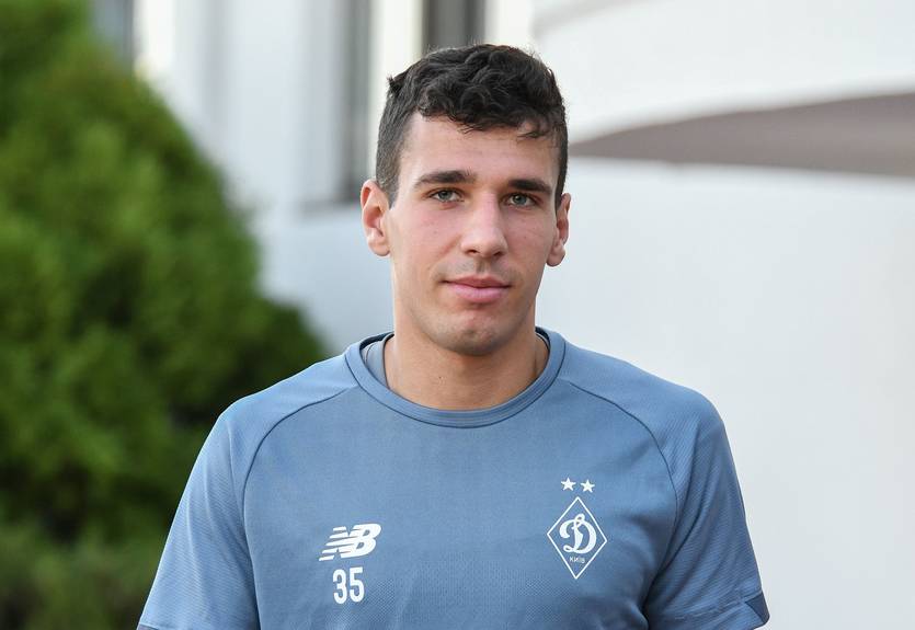 Вратарь Динамо рассказал, что сделал с пивом, которое ему подарил Месси Вратарь Динамо рассказал, что сделал с пивом, которое ему подарил Месси