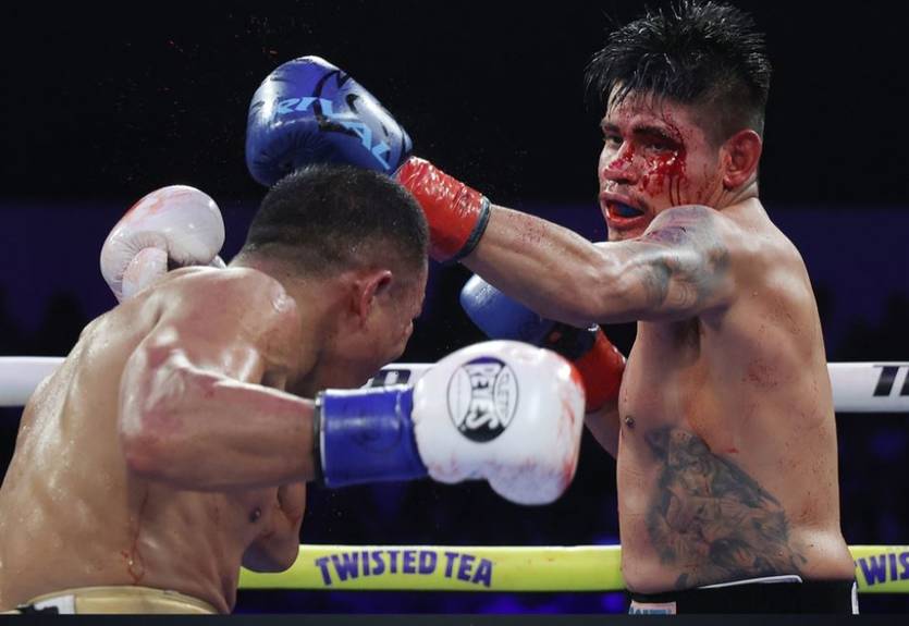 Наваррете победил Суареса техническим решением после спорной остановки боя из-за рассечения