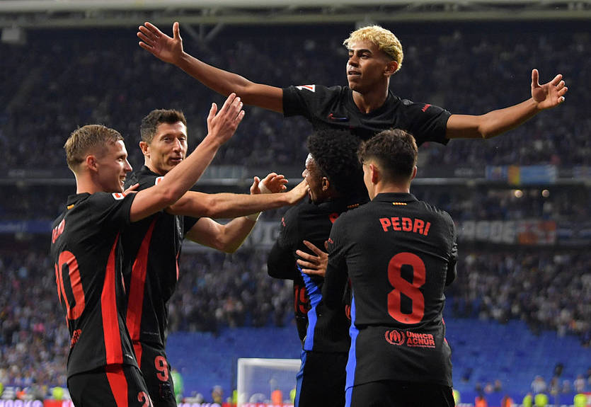 Барселона выиграла титул Ла Лиги в дерби с Эспаньолом