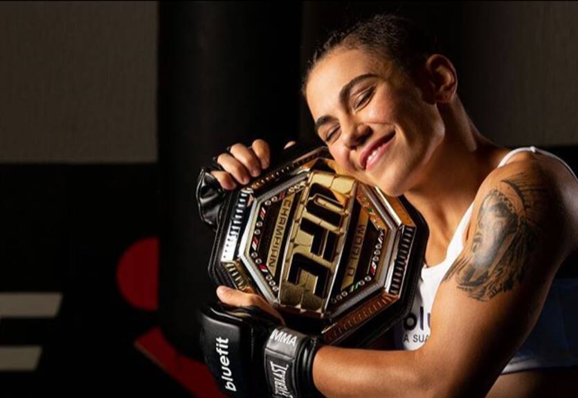 Чемпионка UFC порадовала фанатов откровенным фото с поясом Чемпионка UFC порадовала фанатов откровенным фото с поясом