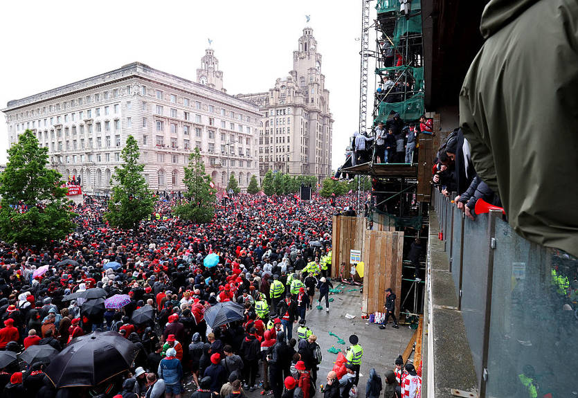 Автомобиль врезался в толпу фанатов на чемпионском параде Ливерпуля