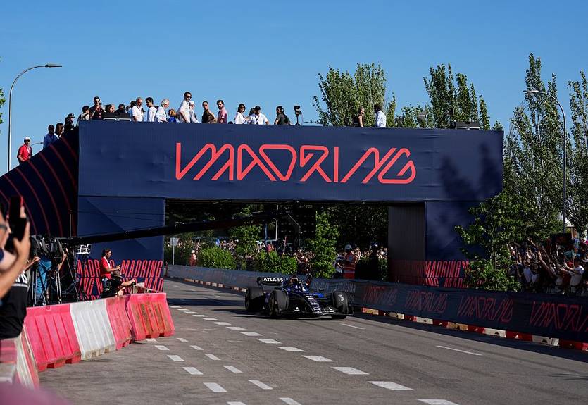 Сайнс провів показовий заїзд на новій трасі Гран-прі Іспанії Сайнс провів показовий заїзд на новій трасі Гран-прі Іспанії