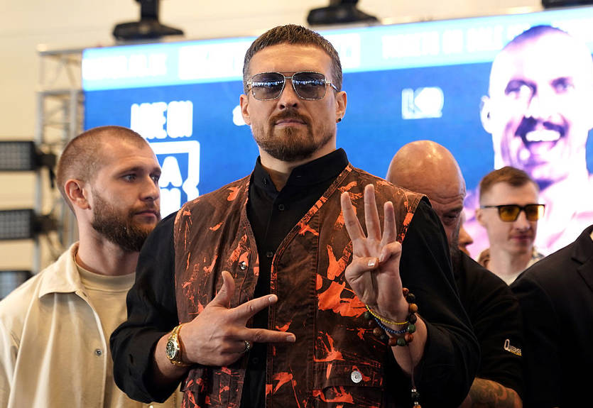 Усик и Амосов провели спарринг