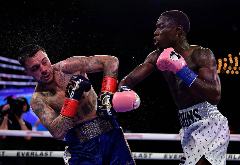 Хитчинс нокаутировал Камбососа в премьерной защите титула