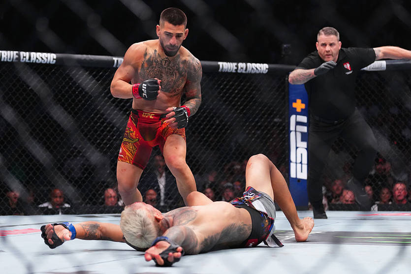 Топурия нокаутировал Оливейру / Getty Images