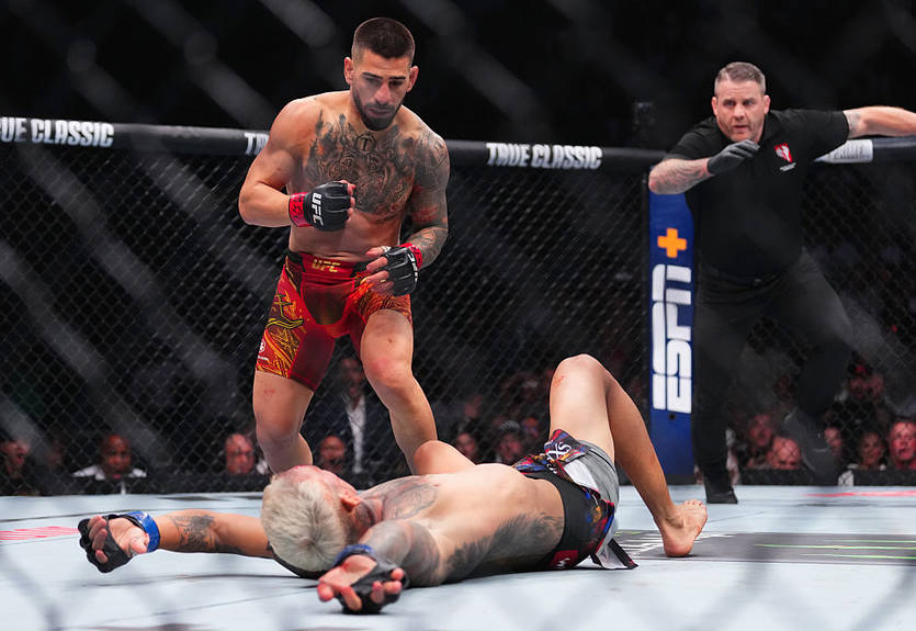 Топурия стал чемпионом UFC в легком весе, уничтожив Оливейру