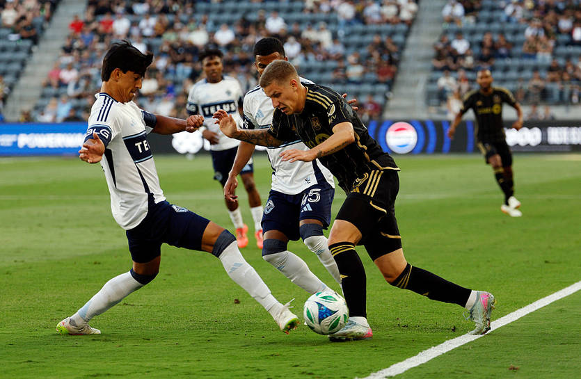 Артем Смоляков (в темной форме) / Getty Images