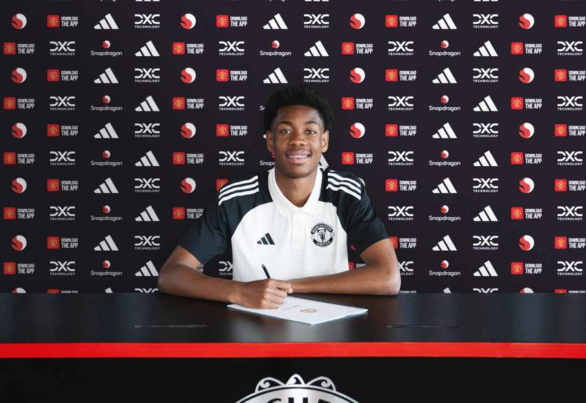 Манчестер Юнайтед объявил о подписании нападающего