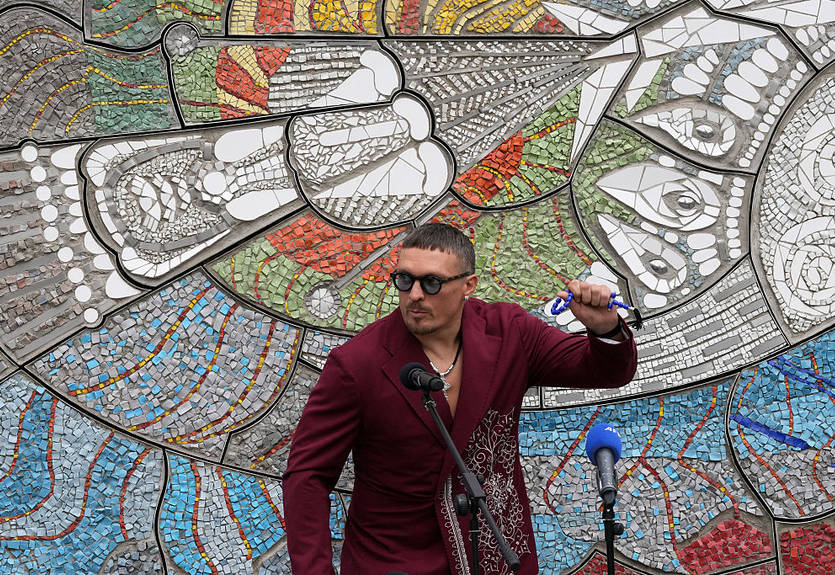 Усик презентовал в Лондоне восстановленную мозаику Аллы Горской, поврежденную в Мариуполе россиянами Усик презентовал в Лондоне восстановленную мозаику Аллы Горской, поврежденную в Мариуполе россиянами