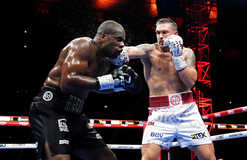 Знищення у п'ятому раунді: Усик ефектно поклав Дюбуа - відео найкращих моментів бою