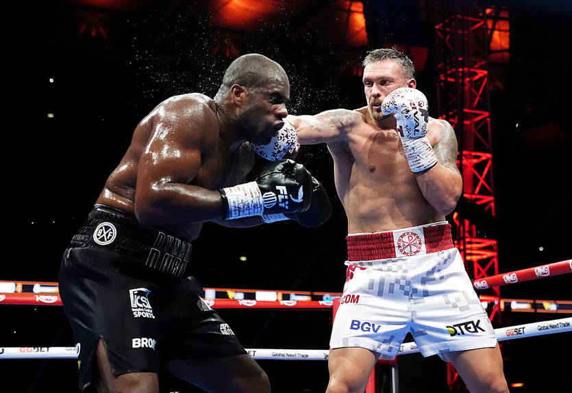 Знищення у п'ятому раунді: Усик ефектно поклав Дюбуа - відео найкращих моментів бою Знищення у п'ятому раунді: Усик ефектно поклав Дюбуа - відео найкращих моментів бою