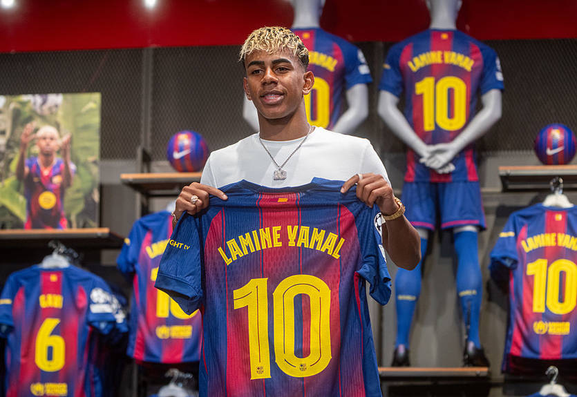 Барселона оновила рекорд на продажах нових футболок Ямаля Барселона оновила рекорд на продажах нових футболок Ямаля