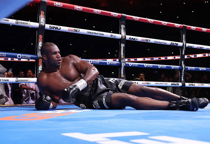 Устроил вечеринку: названа причина позднего прибытия Дюбуа на бой с Усиком