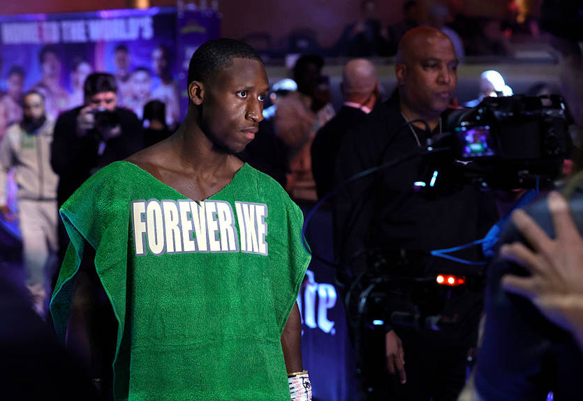 Керрінгтон завоював титул тимчасового чемпіона в напівлегкій вазі