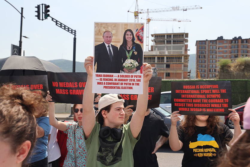 В Тбилиси проходят протесты из-за допуска к соревнованиям россиян / Getty Images