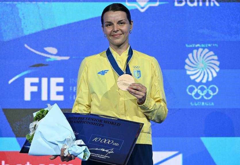 Комащук отказалась от совместного фото с российской фехтовальщицей на церемонии награждения ЧМ-2025 Комащук отказалась от совместного фото с российской фехтовальщицей на церемонии награждения ЧМ-2025