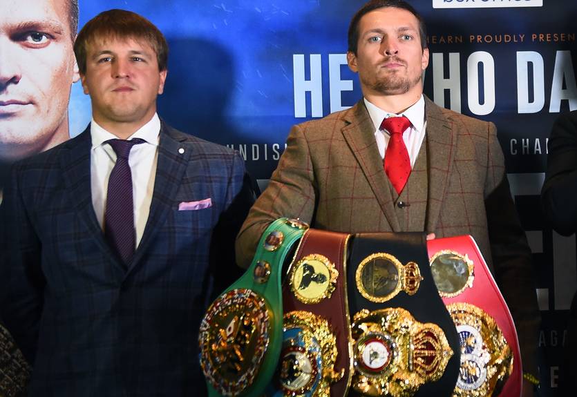 Усик отказался от еще одного чемпионского пояса