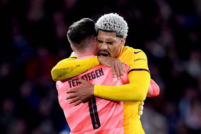 Марк-Андре тер Штеген и Рональд Араухо / Getty Images