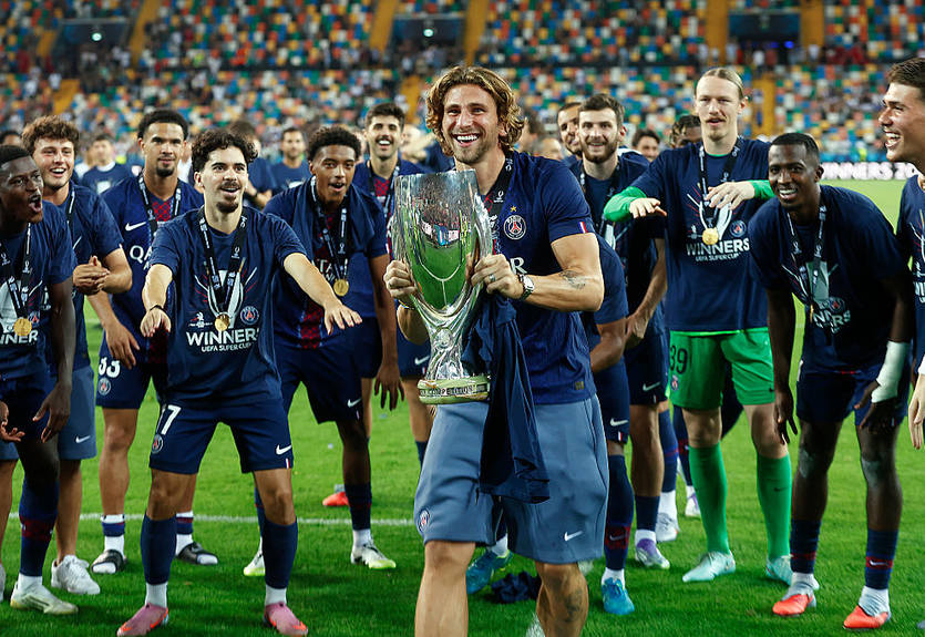 Забарный получил медаль от капитана ПСЖ