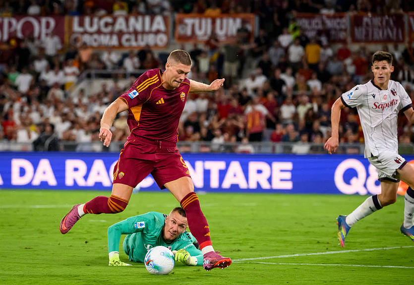 Успешные единоборства, ни одного удара: Довбик получил оценки за стартовый матч Серии А