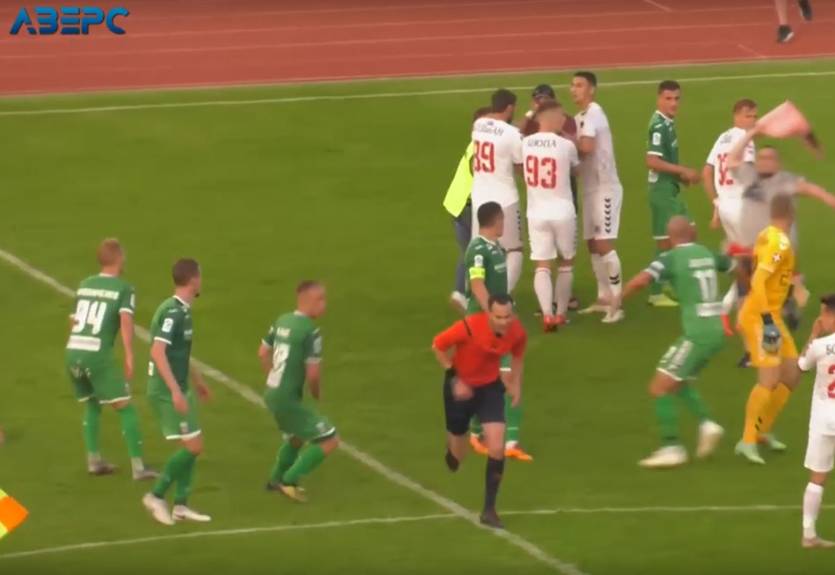 Фанат Волыни выбежал на поле и бросил в арбитра стулом