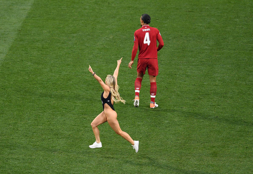 Игроки Ливерпуля писали кокетливые сообщения девушке, выбежавшей на поле в финале ЛЧ