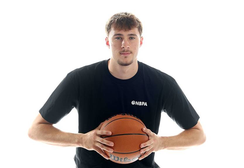 Первый номер драфта нестандартно готовится к дебюту в НБА