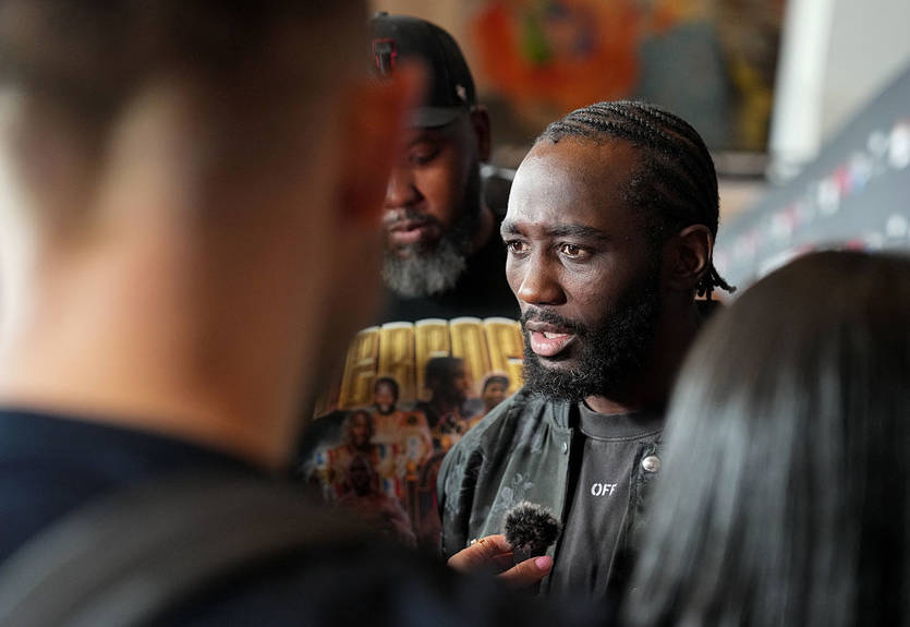 Кроуфорд прокомментировал слухи о травме перед боем с Альваресом