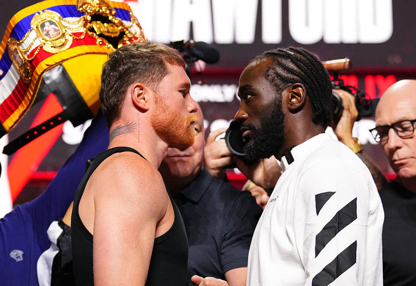 Альварес і Кроуфорд зійшлися віч-на-віч за два дні до бою, влаштувавши дуель поглядів