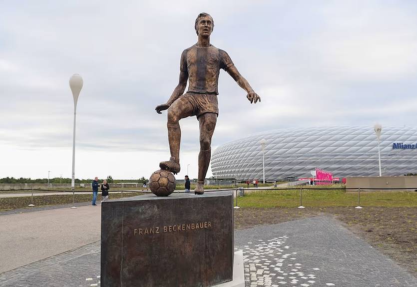 Бавария открыла памятник легендарному футболисту и тренеру
