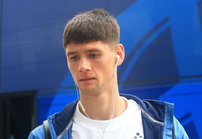 Фанати Динамо зустріли скандального новачка банером і ватою